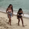 Emma Smet et Jade Hallyday sur une plage de Saint-Barthélemy, août 2017.