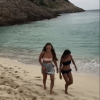 Emma Smet et Jade Hallyday sur une plage de Saint-Barthélemy, août 2017.