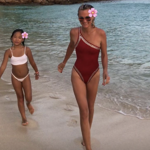 Laeticia Hallyday et sa fille Joy sur une plage de Saint-Barthélemy, août 2017.