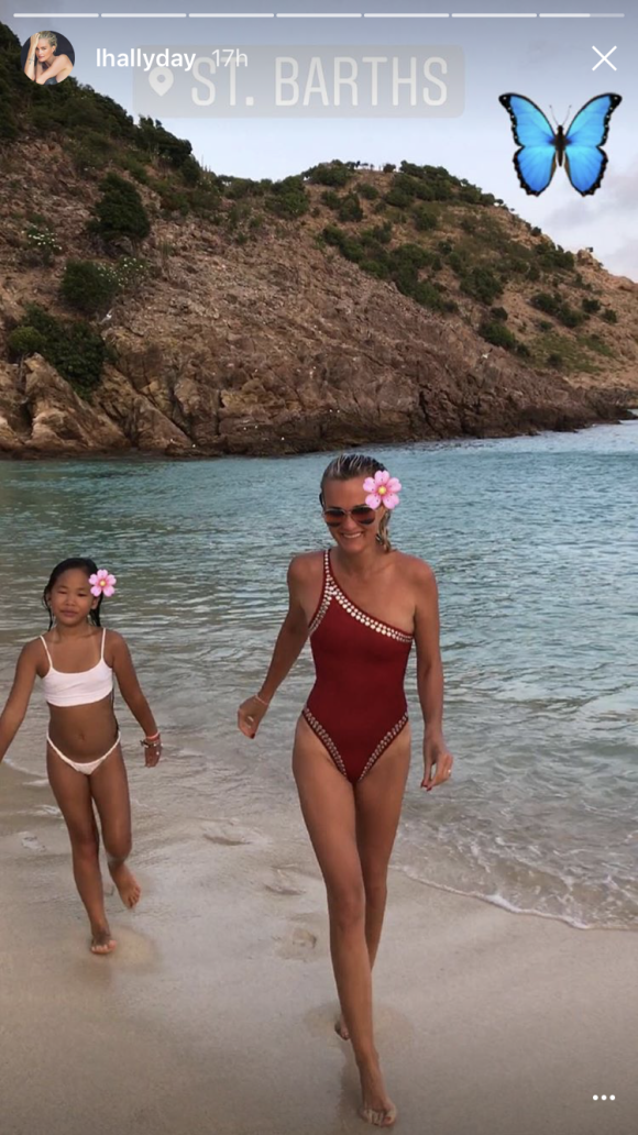 Laeticia Hallyday et sa fille Joy sur une plage de Saint-Barthélemy, août 2017.