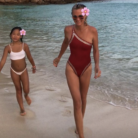 Laeticia Hallyday et sa fille Joy sur une plage de Saint-Barthélemy, août 2017.