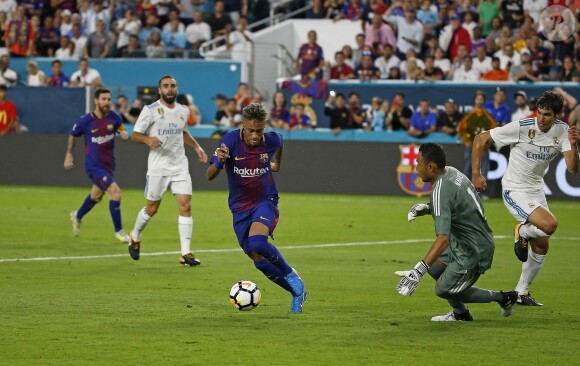 Barcelona forward Neymar, middle, attempt a shot against Real Madrid goalkeeper Keylor Navas, second from right, during the second half of the International Champions Cup match on Saturday, July 29, 2017, at Hard Rock Stadium in Miami Gardens, Fla. Barcelona won, 3-2. (David Santiago/El Nuevo Herald/TNS)29/07/2017 - 
