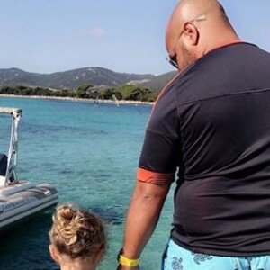 Vitaa poste une photo de son fils Adam et son mari Hicham sur Instagram le 24 août 2017, à l'occasion de leurs vacances en famille en Corse.