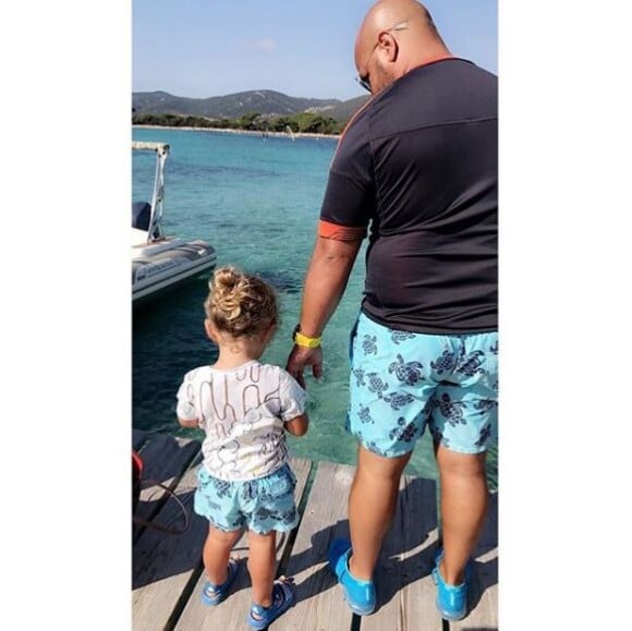 Vitaa poste une photo de son fils Adam et son mari Hicham sur Instagram le 24 août 2017, à l'occasion de leurs vacances en famille en Corse.