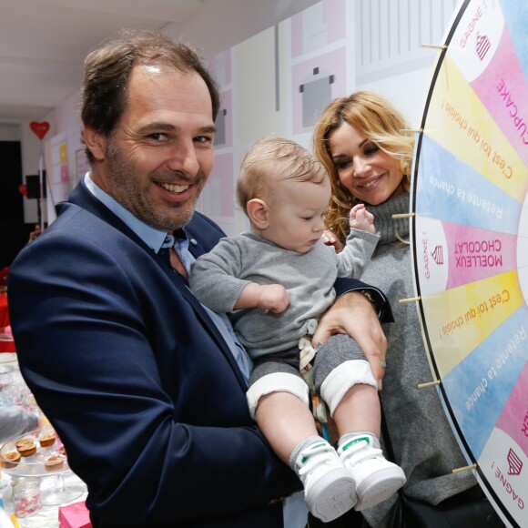 Exclusif -  Ingrid Chauvin avec son mari Thierry Peythieu et leur fils Tom - Election du Bébé Cadum 2017 lors de la "Rigoladerie Cadum, la family party engagée" en présence des marraines et de l'association "Coeur a Coeur" à Paris le 4 février 2017. © Philippe Doignon / Bestimage