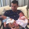Cristiano Ronaldo pose pour la toute première fois avec ses jumeaux maeto et Eva. Photo postée sur Instagram le 29 juin 2017.