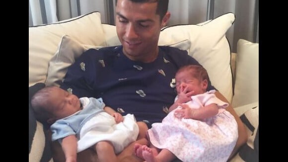 Cristiano Ronaldo pose avec ses jumeaux, deux mois après leur naissance