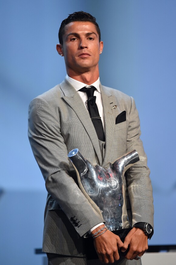 Cristiano Ronaldo a reçu le trophée du meilleur joueur de la saison 2016/2017 pendant le tirage au sort de l'UEFA Champions League 2017/2018 au Grimaldi Forum à Monaco le 24 août 2017. © Bruno Bebert/Bestimage