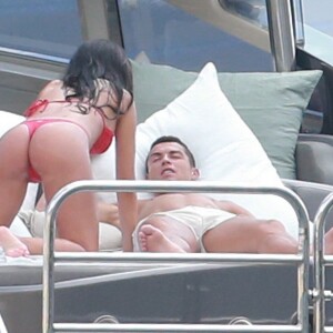 Exclusif  - Cristiano Ronaldo et sa compagne Georgina Rodriguez, enceinte, lors d'une escapade en amoureux sur un yacht au large de l'île d'Ibiza, le 25 juillet 2017.