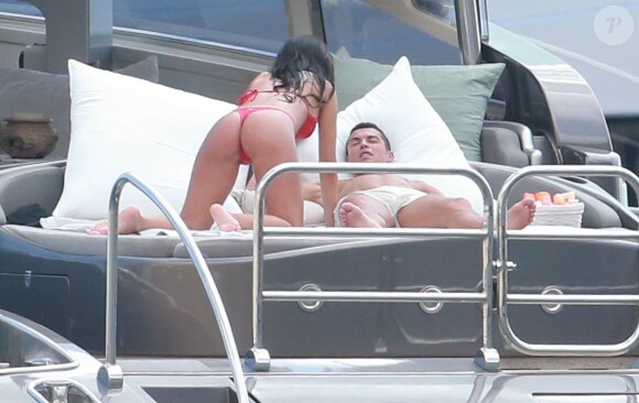 Exclusif  - Cristiano Ronaldo et sa compagne Georgina Rodriguez, enceinte, lors d'une escapade en amoureux sur un yacht au large de l'île d'Ibiza, le 25 juillet 2017.