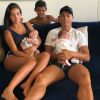 Cristiano Ronaldo pose avec ses jumeaux de deux mois, Eva et Mateo, son fils Cristiano Jr, 7 ans et sa compagne Georgina Rodriguez (enceinte). Instagram, le 27 août 2017.
