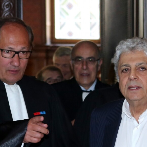 Enrico Macias lors de l'interruption du procès à la 11ème chambre du tribunal correctionnel pour le procès de la banque islandaise Landsbanki à Paris le 2 mai 2017. © CVS / Bestimage