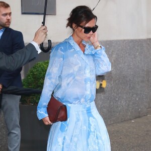 Victoria Beckham quitte le New York EDITION à New York, habillée d'une chemise et d'une jupe Victoria Beckham (collection croisière 2018). Le 29 août 2017.