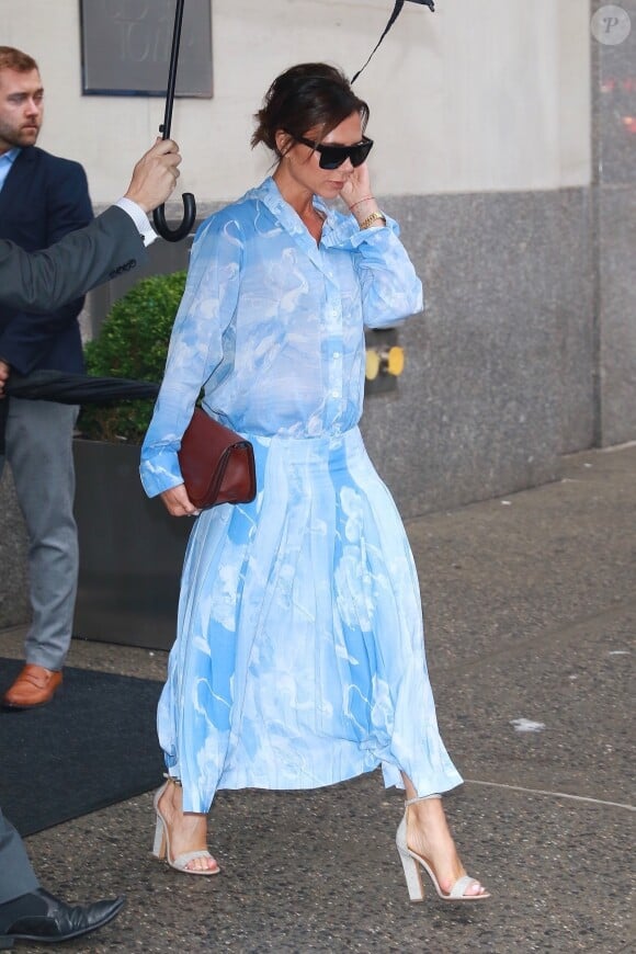 Victoria Beckham quitte le New York EDITION à New York, habillée d'une chemise et d'une jupe Victoria Beckham (collection croisière 2018). Le 29 août 2017.
