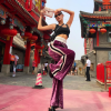 Bella Hadid à Pékin, porte un pantalon Off-White™ et un sac Bulgari (modèle "Sisterhood"). Le 31 juillet 2017.