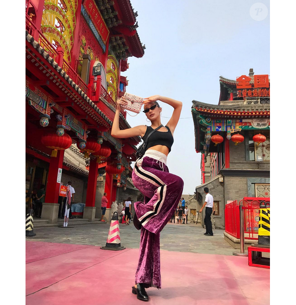 Bella Hadid à Pékin, porte un pantalon Off-White™ et un sac Bulgari (modèle "Sisterhood"). Le 31 juillet 2017.