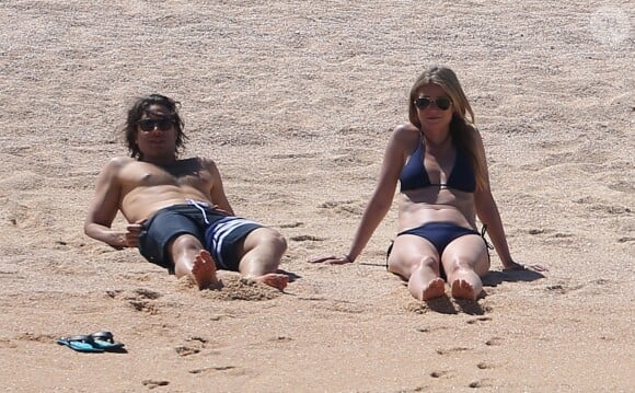 Gwyneth Paltrow profite d'une belle journée ensoleillée avec son compagnon Brad Falchuk sur une plage à  Cabo San Lucas au Mexique, le 2 avril 2017