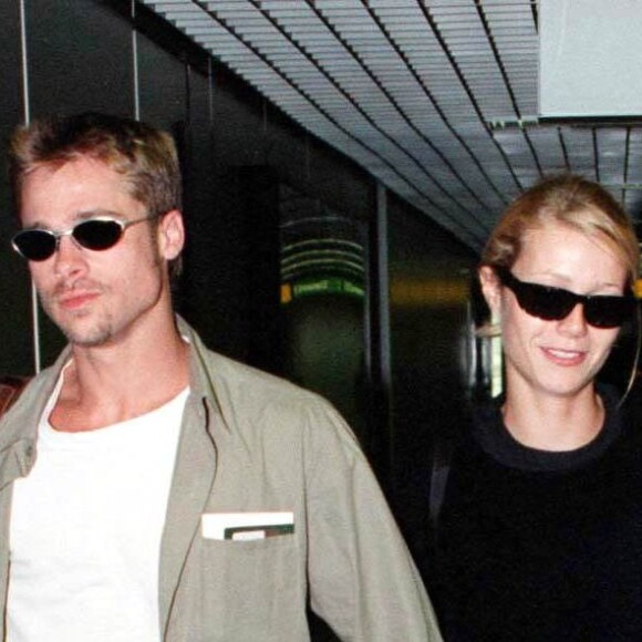 Brad Pitt et Gwyneth Paltro à l'aéroport de Londres Heathrow en août 1995.