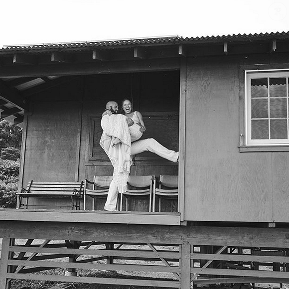 Ronda Rousey et Travis Browne lors de leur mariage célébré à Hawai le 26 août 2017.