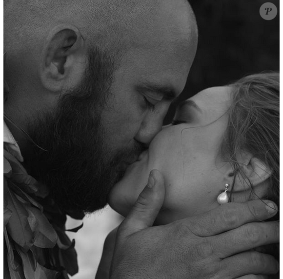 Ronda Rousey et Travis Browne lors de leur mariage célébré à Hawai le 26 août 2017.