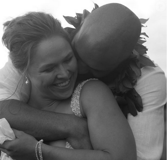 Ronda Rousey et Travis Browne lors de leur mariage célébré à Hawai le 26 août 2017.