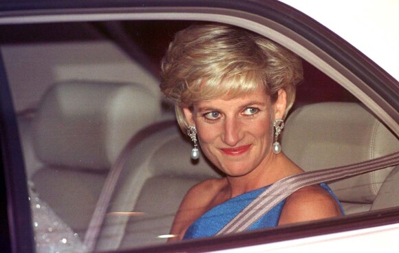 La princesse Diana arrivant en octobre 1996 à un gala de charité en faveur d'un institut de recherche, à Sydney en Australie.