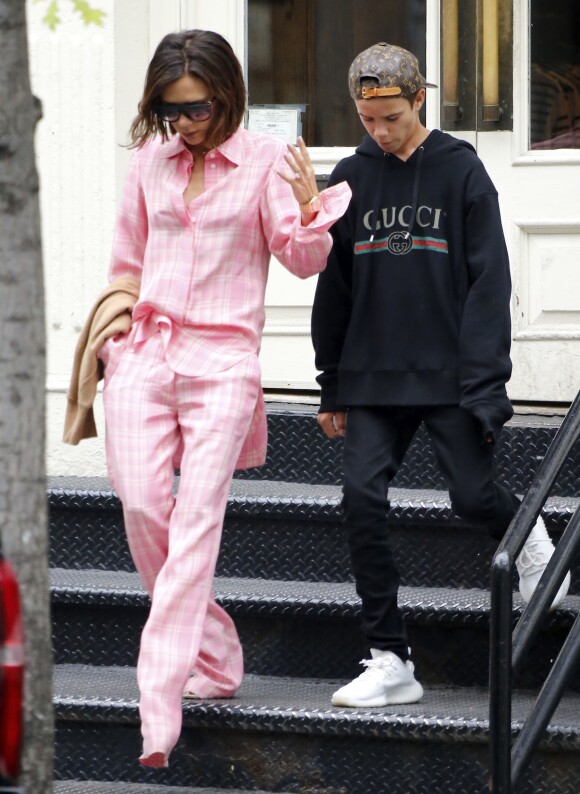 Victoria Beckham et son fils Romeo (habillé d'une casquette Louis Vuitton x Supreme, d'un pull Gucci et chaussé de baskets adidas, modèle YEEZY Boost 350 V2, Triple White) dans le quartier de Soho à New York. Le 29 août 2017.