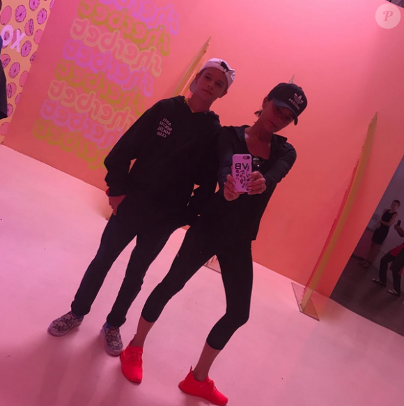 Photo de Romeo (pull Anti Social Social Club et baskets Vans) et Victoria Beckham à Los Angeles. Août 2017.