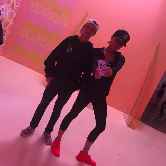 Photo de Romeo (pull Anti Social Social Club et baskets Vans) et Victoria Beckham à Los Angeles. Août 2017.