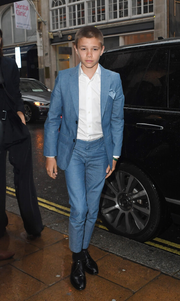 Romeo Beckham arrive à la Christie's Gallery pour le lancement du livre de Brooklyn Beckham à Londres, le 27 juin 2017.