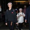 David, Cruz et Romeo Beckham (habillé d'une casquette Supreme, d'un pull Comme des Garçons Play et de baskets Converse) à l'aéroport de LAX à Los Angeles. Le 17 avril 2017.