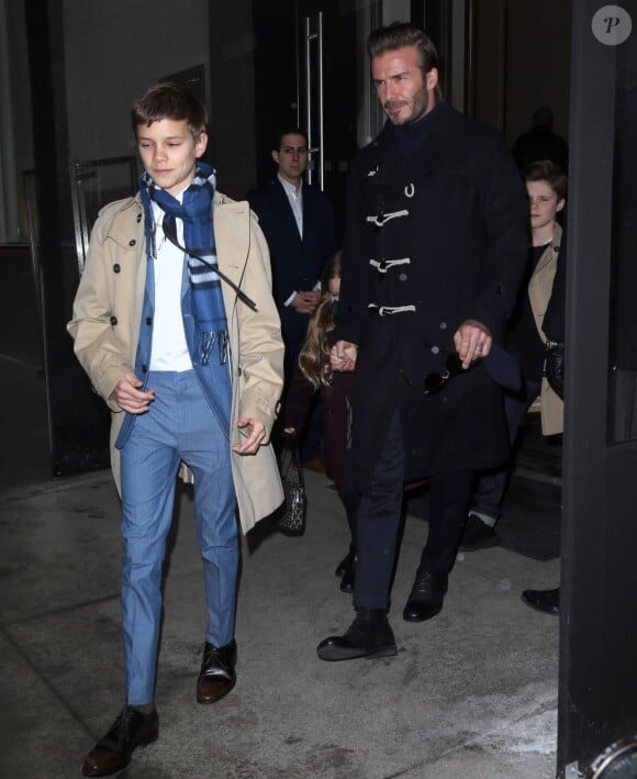 Romeo (costume et trench-coat Burberry), David et Cruz Beckham à New York le 12 février 2017.