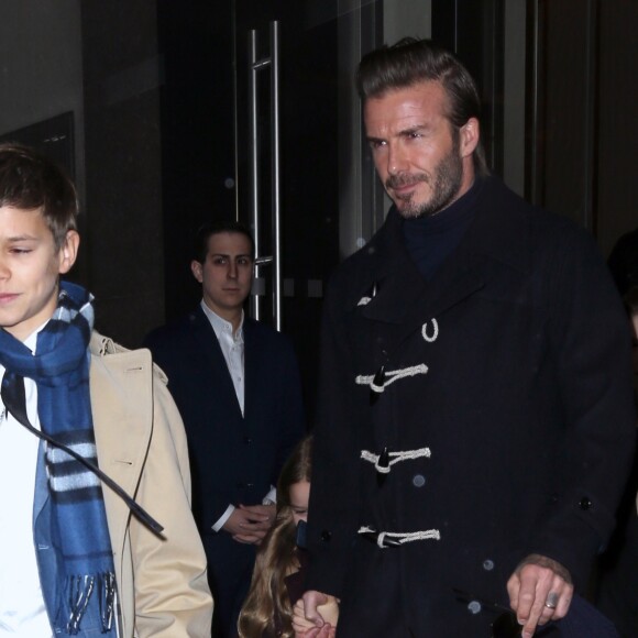 Romeo (costume et trench-coat Burberry), David et Cruz Beckham à New York le 12 février 2017.