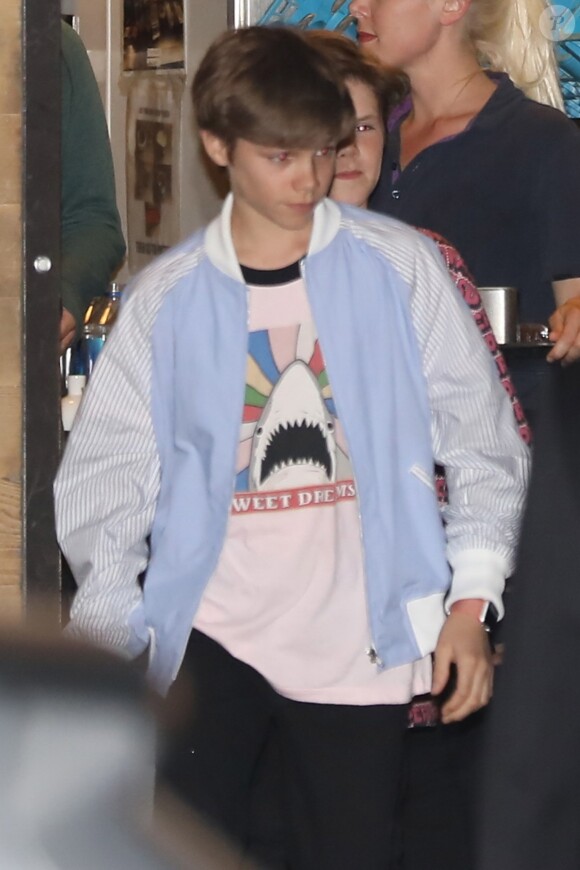 Romeo (veste Comme des Garçons Shirt et t-shirt Saint Laurent) et Cruz Beckham au restaurant Nobu à Malibu. Le 9 avril 2017.
