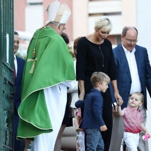 La princesse Charlene et le Prince Albert II de Monaco et leur fille la princesse Gabriella ainsi que le fils de Jean Leonard de Massy, à droite, Melchior, à gauche, durant le traditionnel pique-nique des monégasques au parc Princesse Antoinette à Monaco le 1er septembre 2017. © Olivier Huitel/Pool restreint Monaco/Bestimage