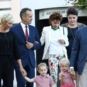 De gauche à droite, Monseigneur Barsi, le fils de Jean Leonard de Massy, Melchior, la princesse Charlene, Georges Marsan, le maire de Monaco, la baronne Elisabeth Ann de Massy, sa fille Mélanie, le Prince Albert II de Monaco, Jean Leonard de Massy, et en premier plan au centre, la princesse Gabriella et le prince Jacques durant le traditionnel pique-nique des monégasques au parc Princesse Antoinette à Monaco le 1er septembre 2017. © Olivier Huitel/Pool restreint Monaco/Bestimage