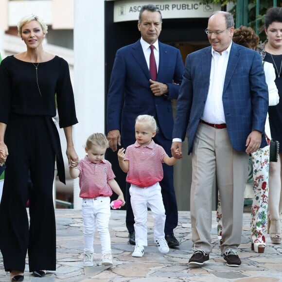 De gauche à droite, le fils de Jean Leonard de Massy, Melchior, la princesse Charlene, Georges Marsan, le maire de Monaco, le Prince Albert II de Monaco, et en premier plan au centre, la princesse Gabriella et le prince Jacques durant le traditionnel pique-nique des monégasques au parc Princesse Antoinette à Monaco le 1er septembre 2017. © Olivier Huitel/Pool restreint Monaco/Bestimage