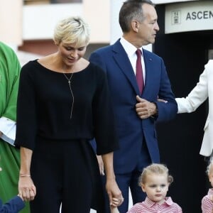 De gauche à droite, Monseigneur Barsi, le fils de Jean Leonard de Massy, Melchior, la princesse Charlene, Georges Marsan, le maire de Monaco, la baronne Elisabeth Ann de Massy, sa fille Mélanie, le Prince Albert II de Monaco, Jean Leonard de Massy, et en premier plan au centre, la princesse Gabriella et le prince Jacques durant le traditionnel pique-nique des monégasques au parc Princesse Antoinette à Monaco le 1er septembre 2017. © Olivier Huitel/Pool restreint Monaco/Bestimage