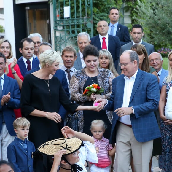 De gauche à droite, le fils de Jean Leonard de Massy, la princesse Charlene, Mélanie de Massy, le Prince Albert II de Monaco, et en premier plan au centre, la princesse Gabriella et le prince Jacques durant le traditionnel pique-nique des monégasques au parc Princesse Antoinette à Monaco le 1er septembre 2017. © Olivier Huitel/Pool restreint Monaco/Bestimage