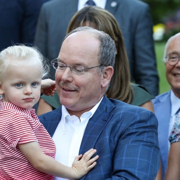 Le prince Albert II de Monaco qui se fait pousser la moustache et son fils, le prince Jacques durant le traditionnel pique-nique des monégasques au parc Princesse Antoinette à Monaco le 1er septembre 2017. © Olivier Huitel/Pool restreint Monaco/Bestimage