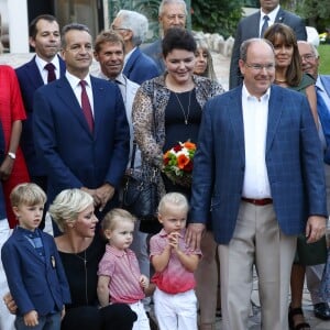 De gauche à droite, le fils de Jean Leonard de Massy, Melchior, la princesse Charlene, Georges Marsan, le maire de Monaco, Mélanie de Massy, le Prince Albert II de Monaco, et en premier plan au centre, la princesse Gabriella et le prince Jacques durant le traditionnel pique-nique des monégasques au parc Princesse Antoinette à Monaco le 1er septembre 2017. © Olivier Huitel/Pool restreint Monaco/Bestimage