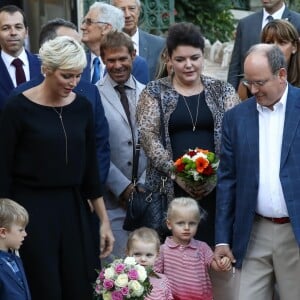 De gauche à droite, le fils de Jean Leonard de Massy, Melchior, la princesse Charlene, Mélanie de Massy, le Prince Albert II de Monaco, la baronne Elisabeth Ann de Massy, et en premier plan au centre, la princesse Gabriella et le prince Jacques durant le traditionnel pique-nique des monégasques au parc Princesse Antoinette à Monaco le 1er septembre 2017. © Olivier Huitel/Pool restreint Monaco/Bestimage