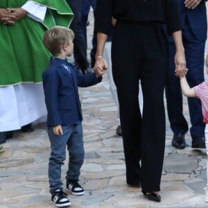 De gauche à droite, Monseigneur Barsi, le fils de Jean Leonard de Massy, Melchior, la princesse Charlene, Georges Marsan, le maire de Monaco, Mélanie de Massy, le Prince Albert II de Monaco, la baronne Elisabeth Ann de Massy, et en premier plan au centre, la princesse Gabriella et le prince Jacques durant le traditionnel pique-nique des monégasques au parc Princesse Antoinette à Monaco le 1er septembre 2017. © Olivier Huitel/Pool restreint Monaco/Bestimage