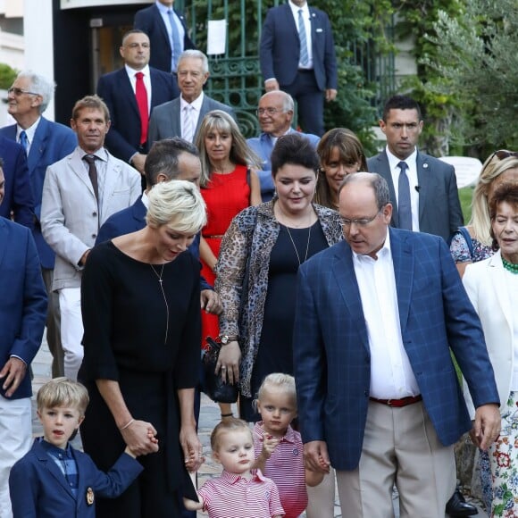 De gauche à droite, le fils de Jean Leonard de Massy, Melchior, la princesse Charlene, Mélanie de Massy, le Prince Albert II de Monaco, et en premier plan au centre, la princesse Gabriella et le prince Jacques durant le traditionnel pique-nique des monégasques au parc Princesse Antoinette à Monaco le 1er septembre 2017. © Olivier Huitel/Pool restreint Monaco/Bestimage