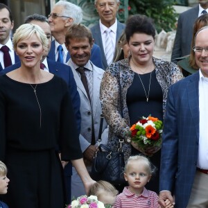 De gauche à droite, le fils de Jean Leonard de Massy, Melchior, la princesse Charlene, Mélanie de Massy, le Prince Albert II de Monaco, la baronne Elisabeth Ann de Massy, et en premier plan au centre, la princesse Gabriella et le prince Jacques durant le traditionnel pique-nique des monégasques au parc Princesse Antoinette à Monaco le 1er septembre 2017. © Olivier Huitel/Pool restreint Monaco/Bestimage