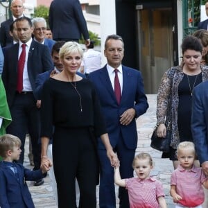 De gauche à droite, Monseigneur Barsi, le fils de Jean Leonard de Massy, Melchior, la princesse Charlene, Georges Marsan, le maire de Monaco, Mélanie de Massy, le Prince Albert II de Monaco, la baronne Elisabeth Ann de Massy, et en premier plan au centre, la princesse Gabriella et le prince Jacques durant le traditionnel pique-nique des monégasques au parc Princesse Antoinette à Monaco le 1er septembre 2017. © Olivier Huitel/Pool restreint Monaco/Bestimage