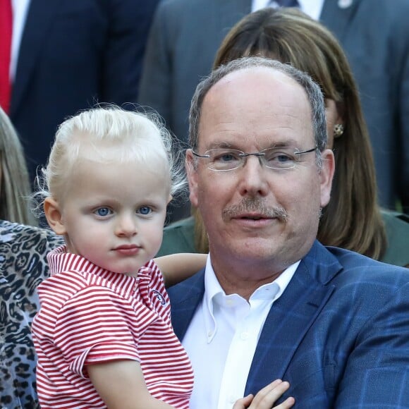 Le prince Albert II de Monaco qui se fait pousser la moustache et son fils, le prince Jacques durant le traditionnel pique-nique des monégasques au parc Princesse Antoinette à Monaco le 1er septembre 2017. © Olivier Huitel/Pool restreint Monaco/Bestimage