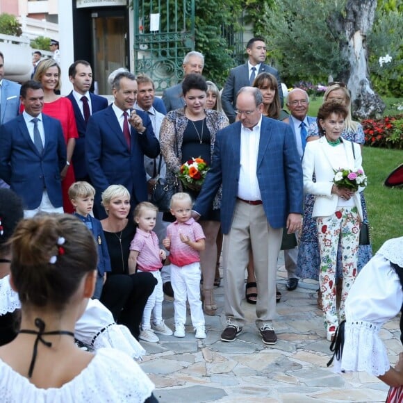 De gauche à droite, Monseigneur Barsi, Jean Leonard de Massy, son fils Melchior, la princesse Charlene, Georges Marsan, le maire de Monaco, Mélanie de Massy, le Prince Albert II de Monaco, la baronne Elisabeth Ann de Massy, et en premier plan au centre, la princesse Gabriella et le prince Jacques durant le traditionnel pique-nique des monégasques au parc Princesse Antoinette à Monaco le 1er septembre 2017. © Olivier Huitel/Pool restreint Monaco/Bestimage