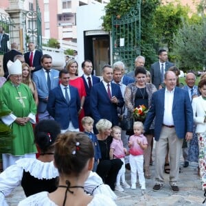 De gauche à droite, Monseigneur Barsi, Jean Leonard de Massy, son fils Melchior, la princesse Charlene, Georges Marsan, le maire de Monaco, Mélanie de Massy, le Prince Albert II de Monaco, la baronne Elisabeth Ann de Massy, et en premier plan au centre, la princesse Gabriella et le prince Jacques durant le traditionnel pique-nique des monégasques au parc Princesse Antoinette à Monaco le 1er septembre 2017. © Olivier Huitel/Pool restreint Monaco/Bestimage Traditional Monegasque picnic at Princess Antoinette Park in Monaco on 1st September 2017.01/09/2017 -