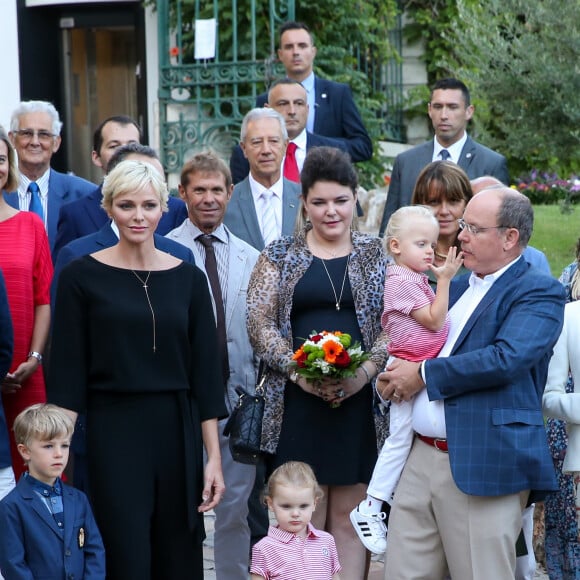 De gauche à droite, le fils de Jean Leonard de Massy, la princesse Charlene, Mélanie de Massy, le prince Jacques, le Prince Albert II de Monaco, et en premier plan au centre, la princesse Gabriella durant le traditionnel pique-nique des monégasques au parc Princesse Antoinette à Monaco le 1er septembre 2017. © Olivier Huitel/Pool restreint Monaco/Bestimage